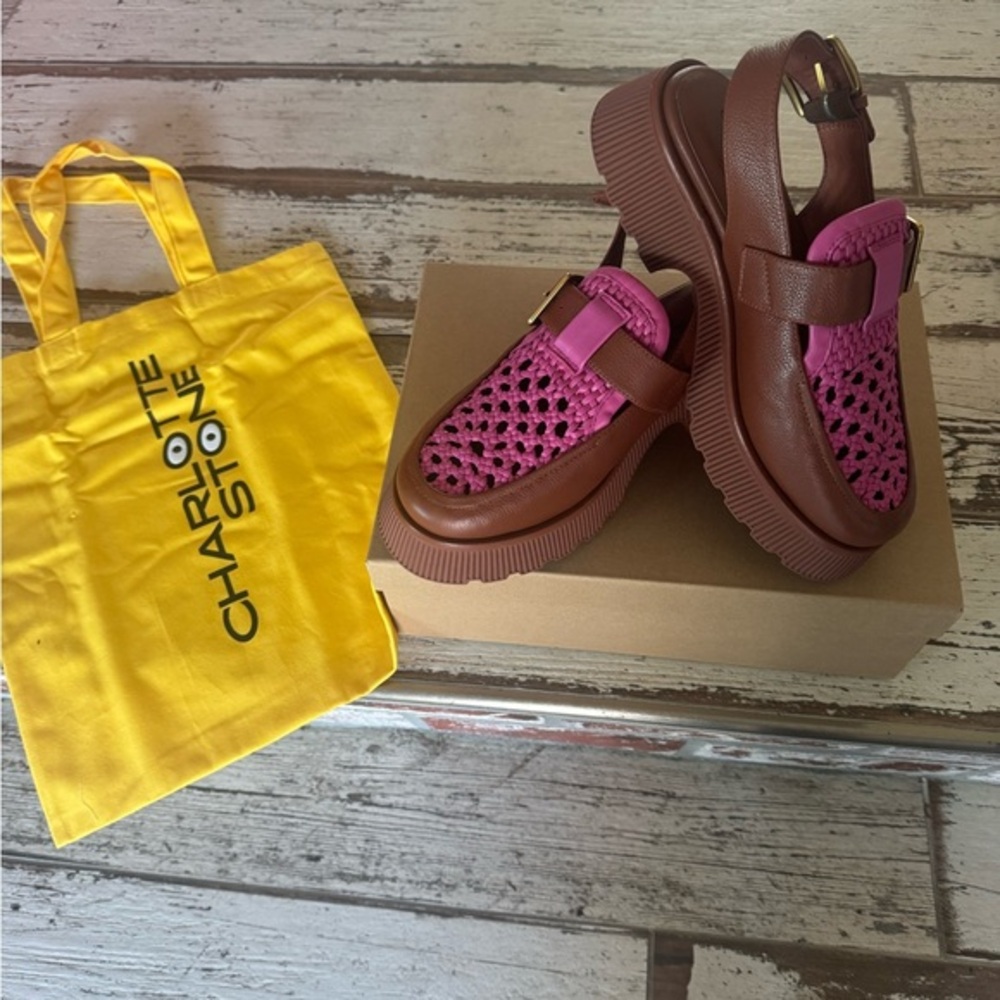 CHARLOTTE STONE “Aubrey woven” in carnation! Comes w/ FREE C.S. tote&duster bags